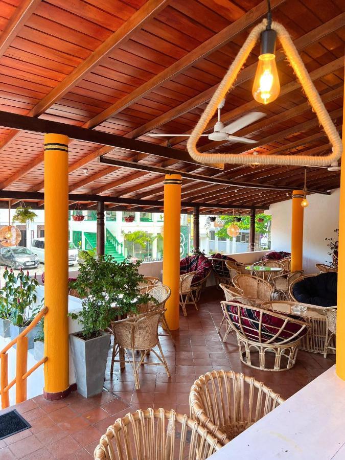 Hummus Hostel Hikkaduwa Buitenkant foto