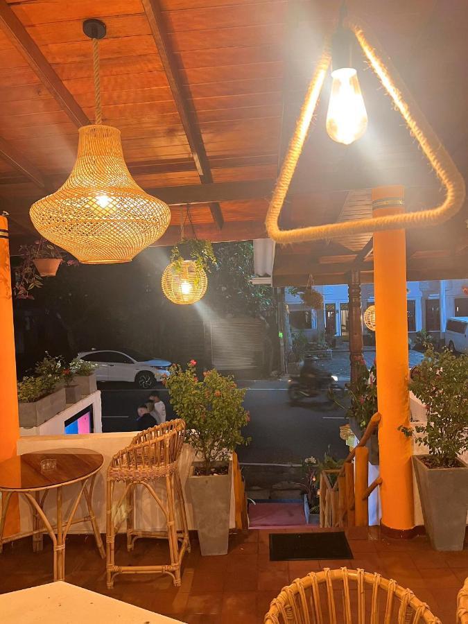 Hummus Hostel Hikkaduwa Buitenkant foto