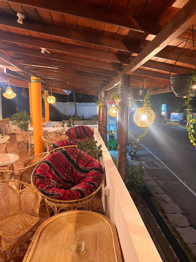 Hummus Hostel Hikkaduwa Buitenkant foto