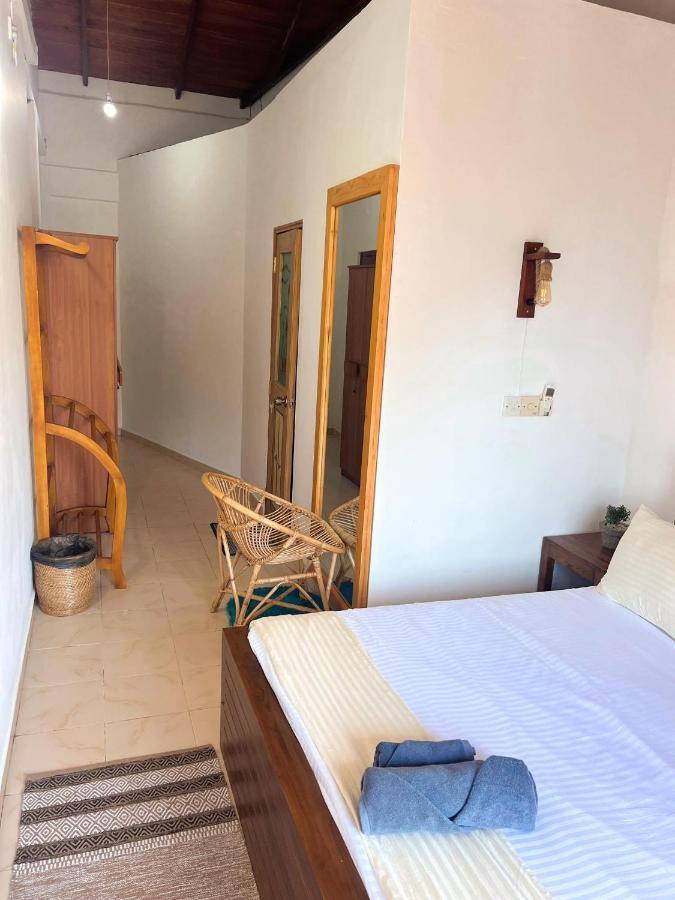 Hummus Hostel Hikkaduwa Buitenkant foto