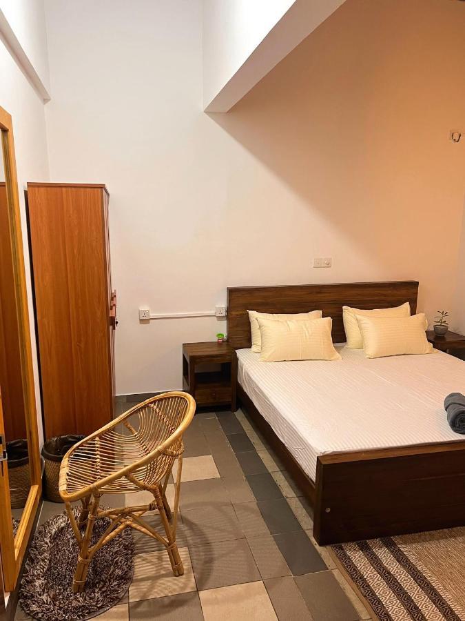 Hummus Hostel Hikkaduwa Buitenkant foto