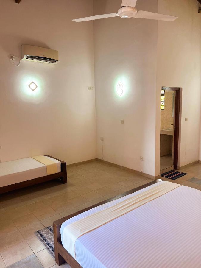 Hummus Hostel Hikkaduwa Buitenkant foto