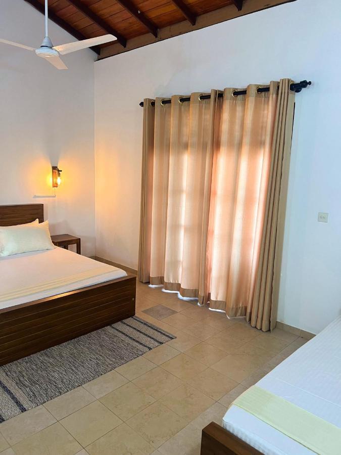 Hummus Hostel Hikkaduwa Buitenkant foto