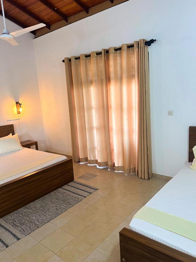 Hummus Hostel Hikkaduwa Buitenkant foto