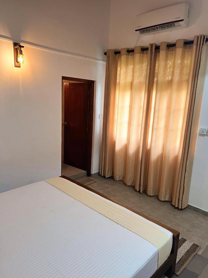 Hummus Hostel Hikkaduwa Buitenkant foto