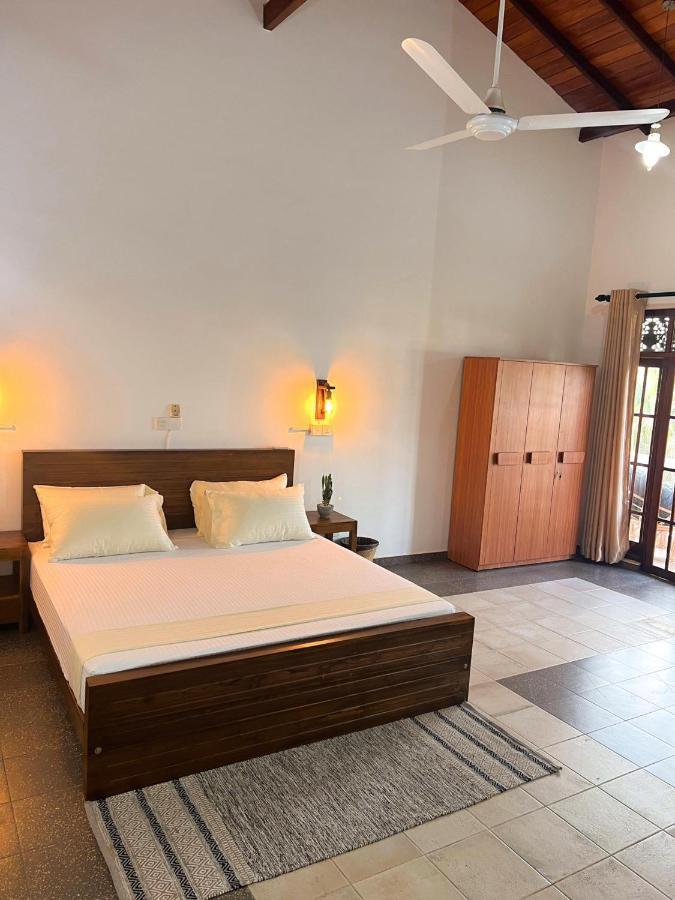 Hummus Hostel Hikkaduwa Buitenkant foto