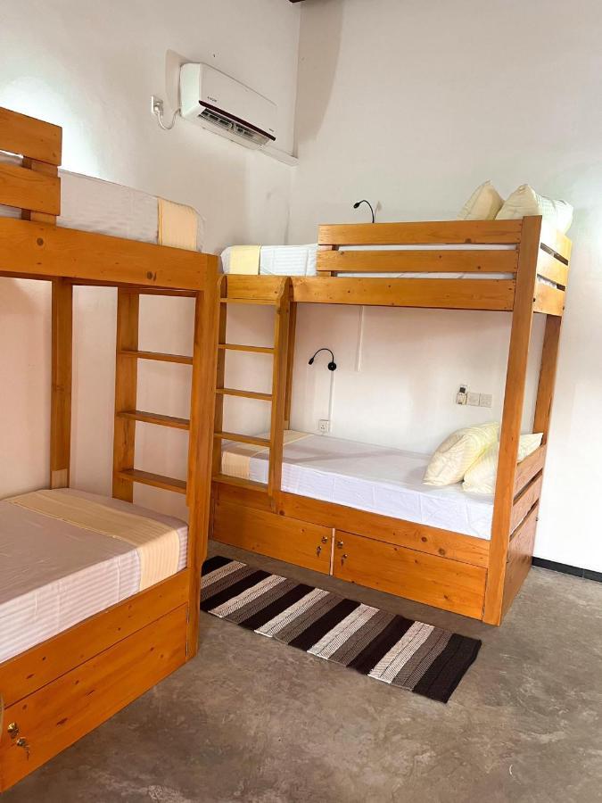 Hummus Hostel Hikkaduwa Buitenkant foto