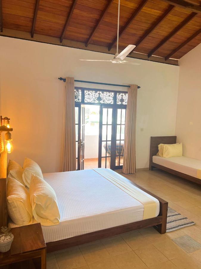 Hummus Hostel Hikkaduwa Buitenkant foto