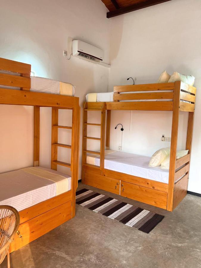 Hummus Hostel Hikkaduwa Buitenkant foto