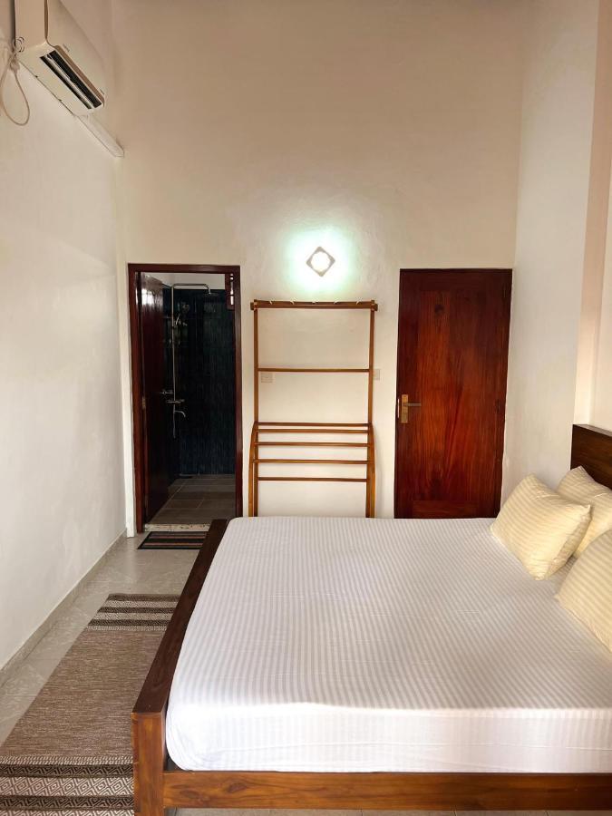 Hummus Hostel Hikkaduwa Buitenkant foto