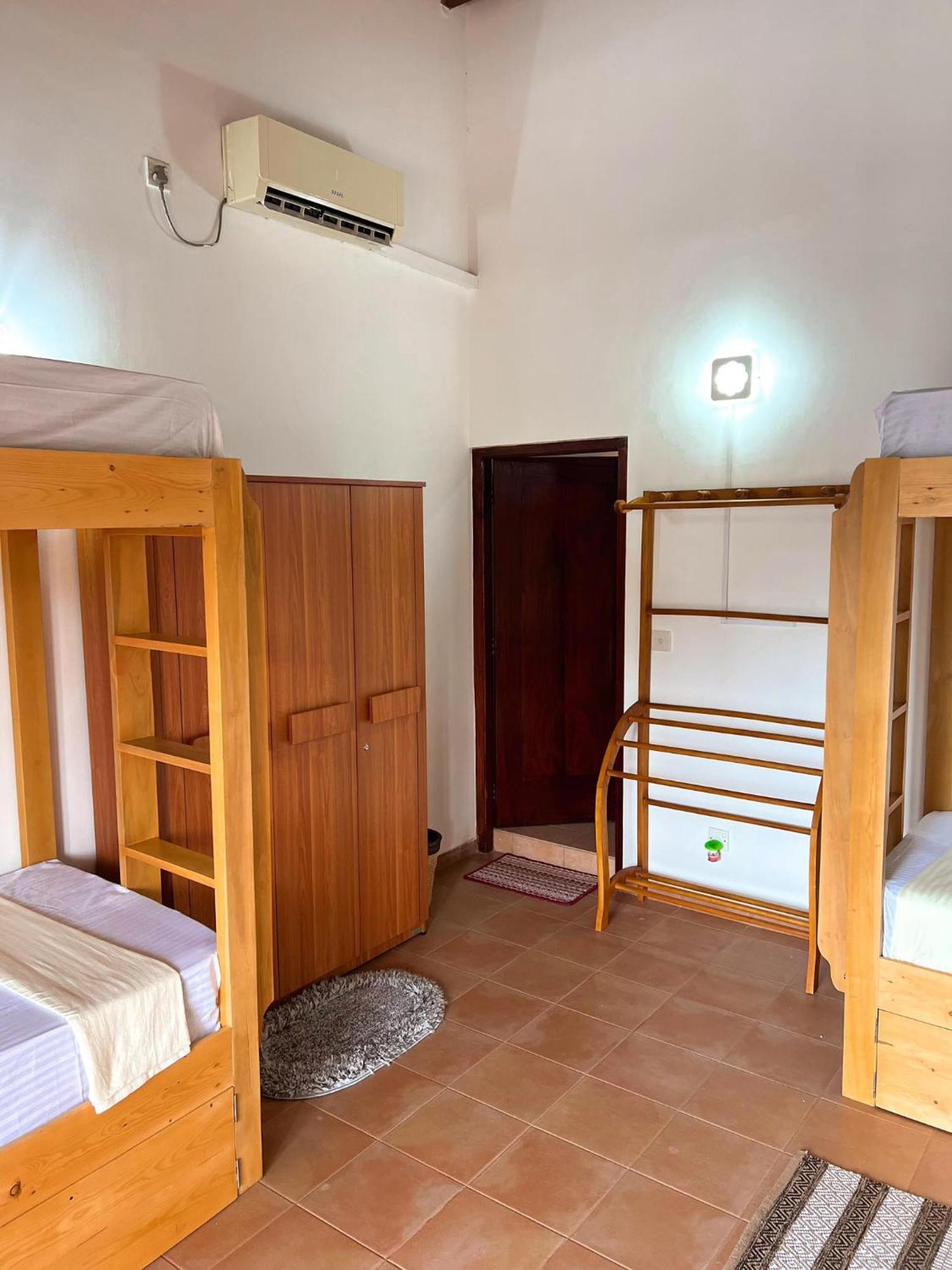 Hummus Hostel Hikkaduwa Buitenkant foto