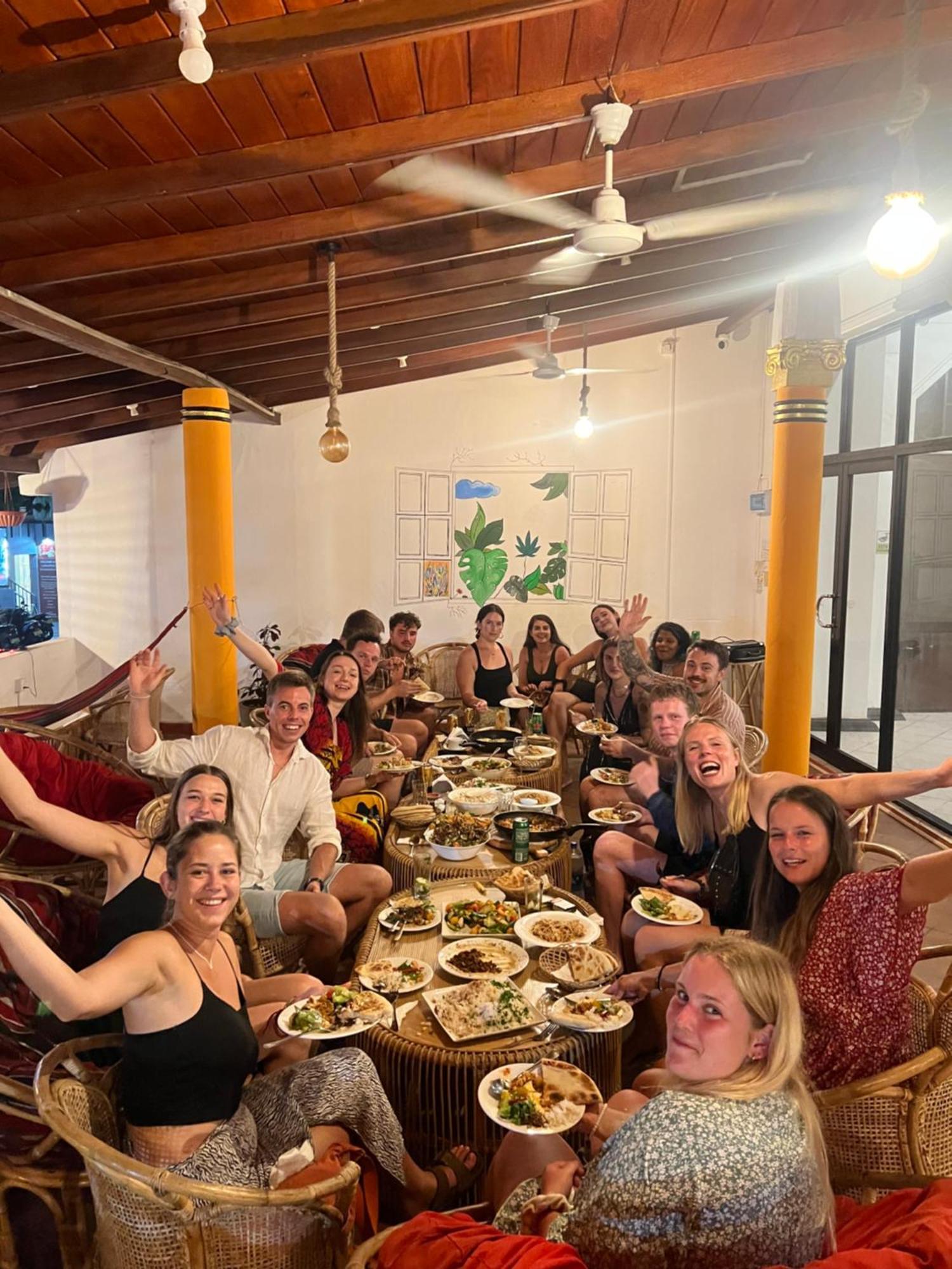 Hummus Hostel Hikkaduwa Buitenkant foto