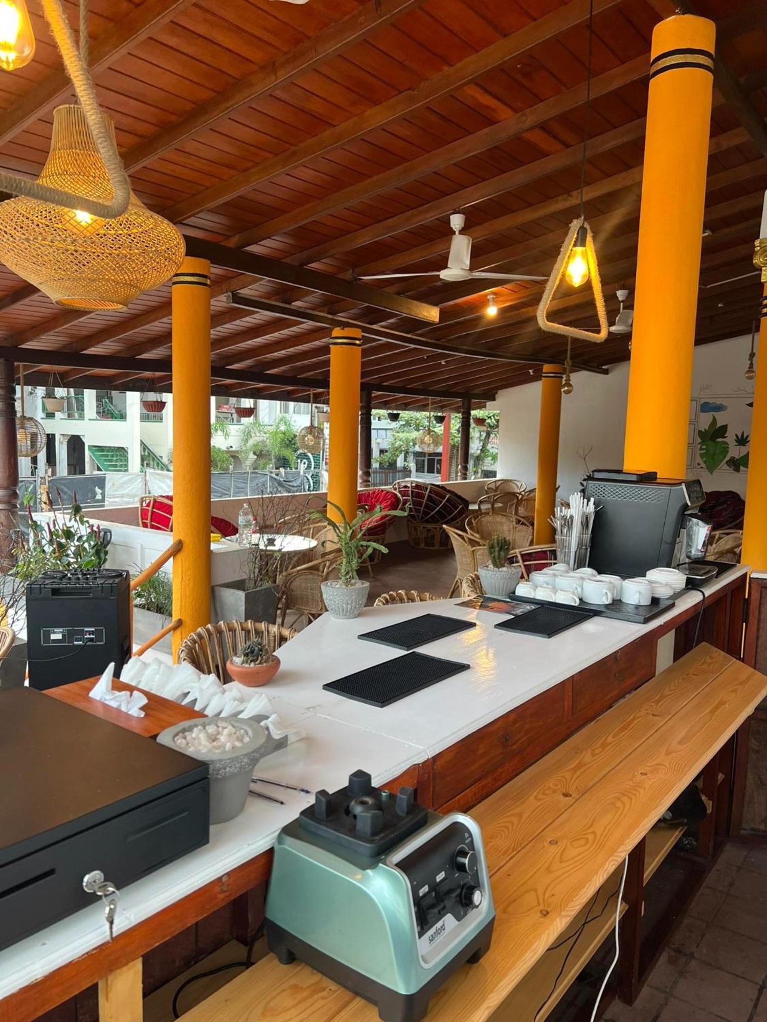 Hummus Hostel Hikkaduwa Buitenkant foto