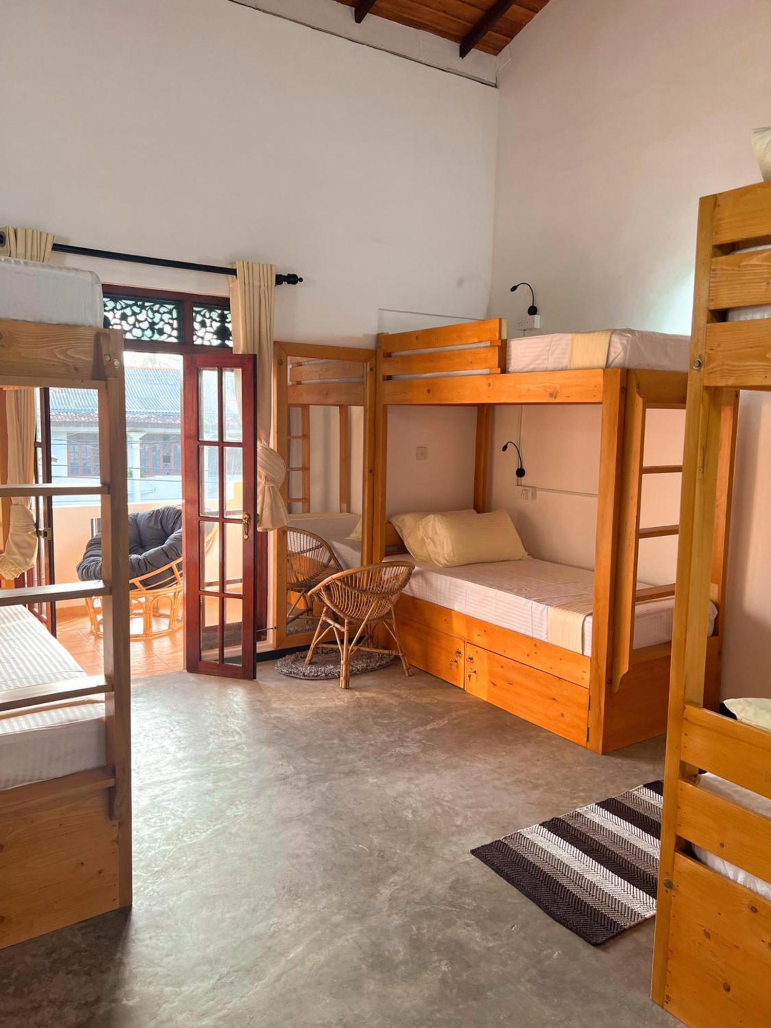 Hummus Hostel Hikkaduwa Buitenkant foto