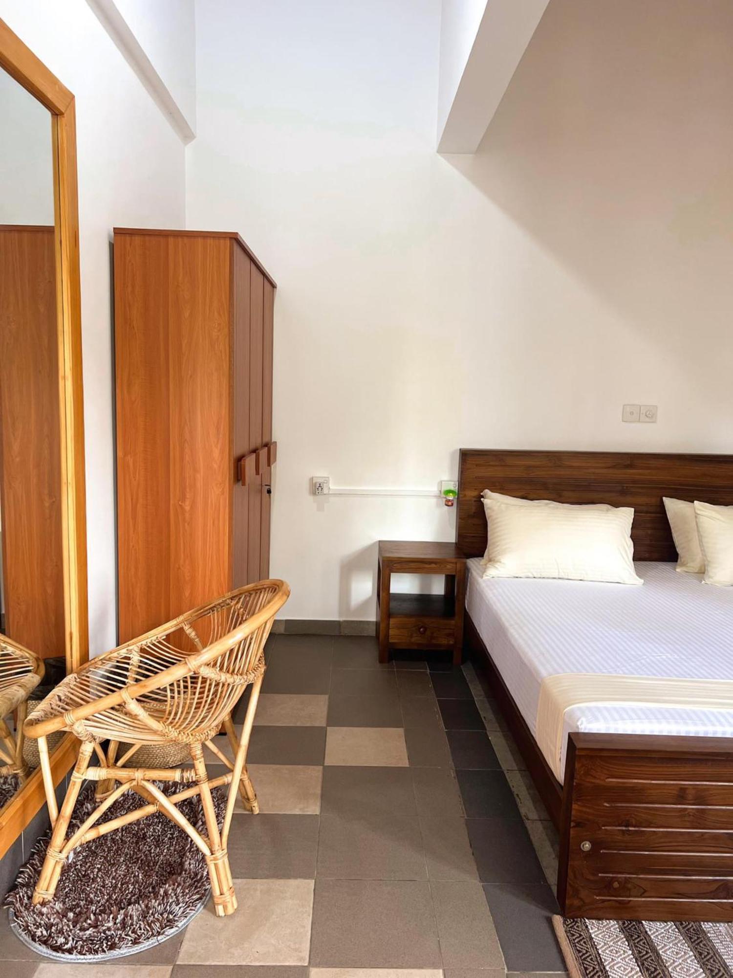 Hummus Hostel Hikkaduwa Buitenkant foto