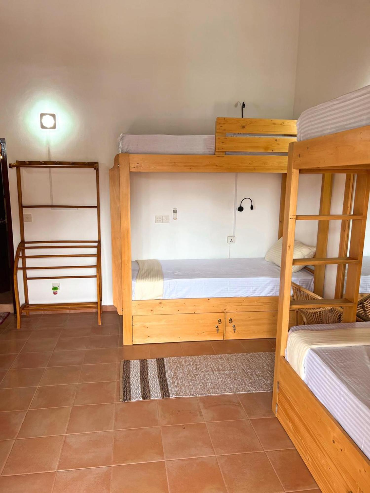 Hummus Hostel Hikkaduwa Buitenkant foto