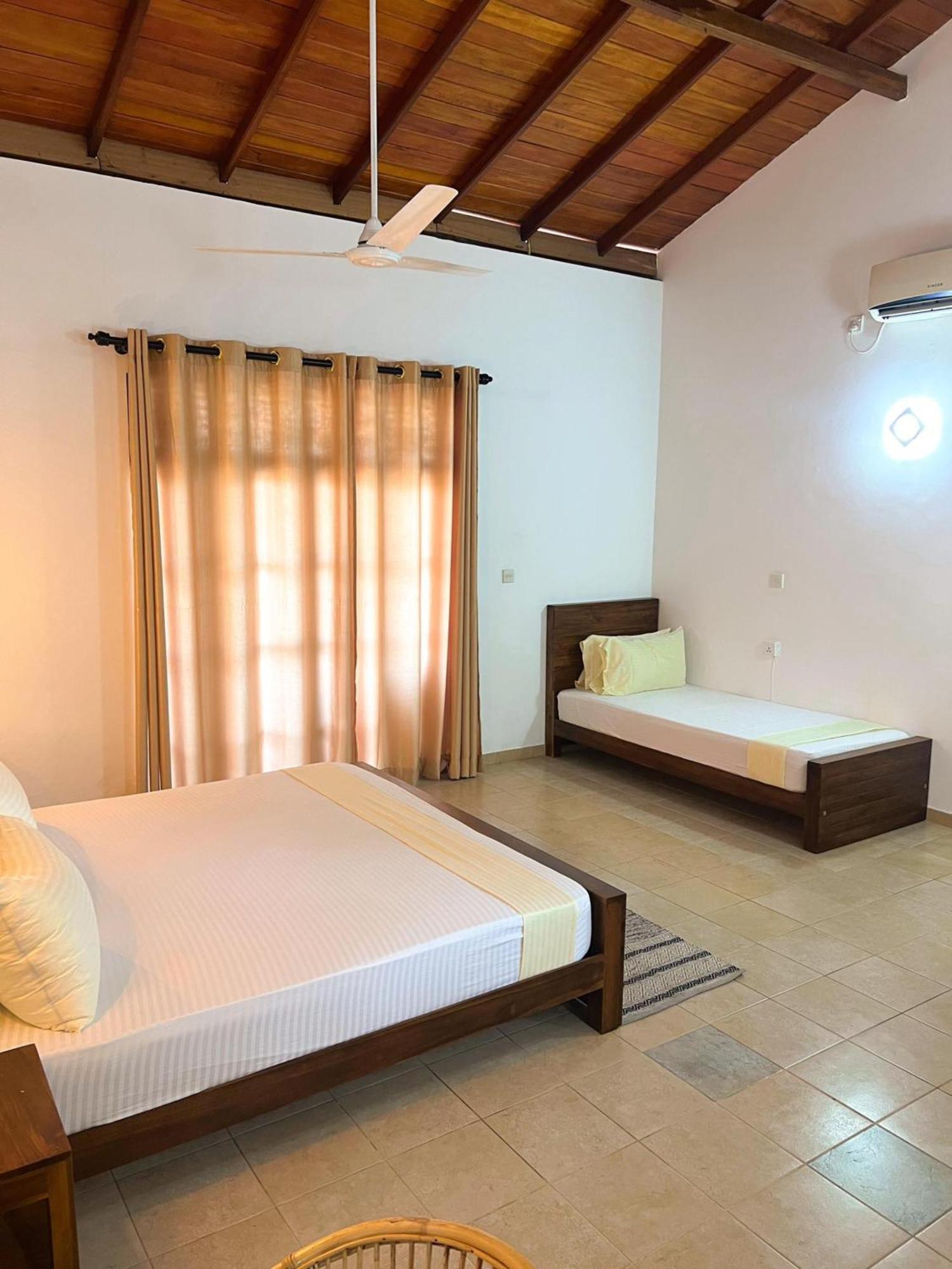 Hummus Hostel Hikkaduwa Buitenkant foto