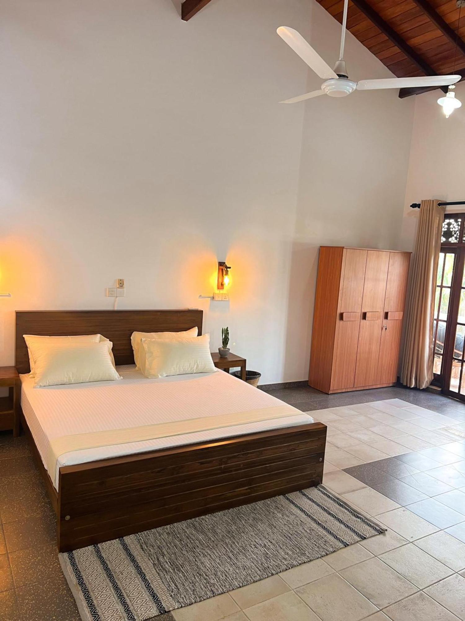 Hummus Hostel Hikkaduwa Buitenkant foto