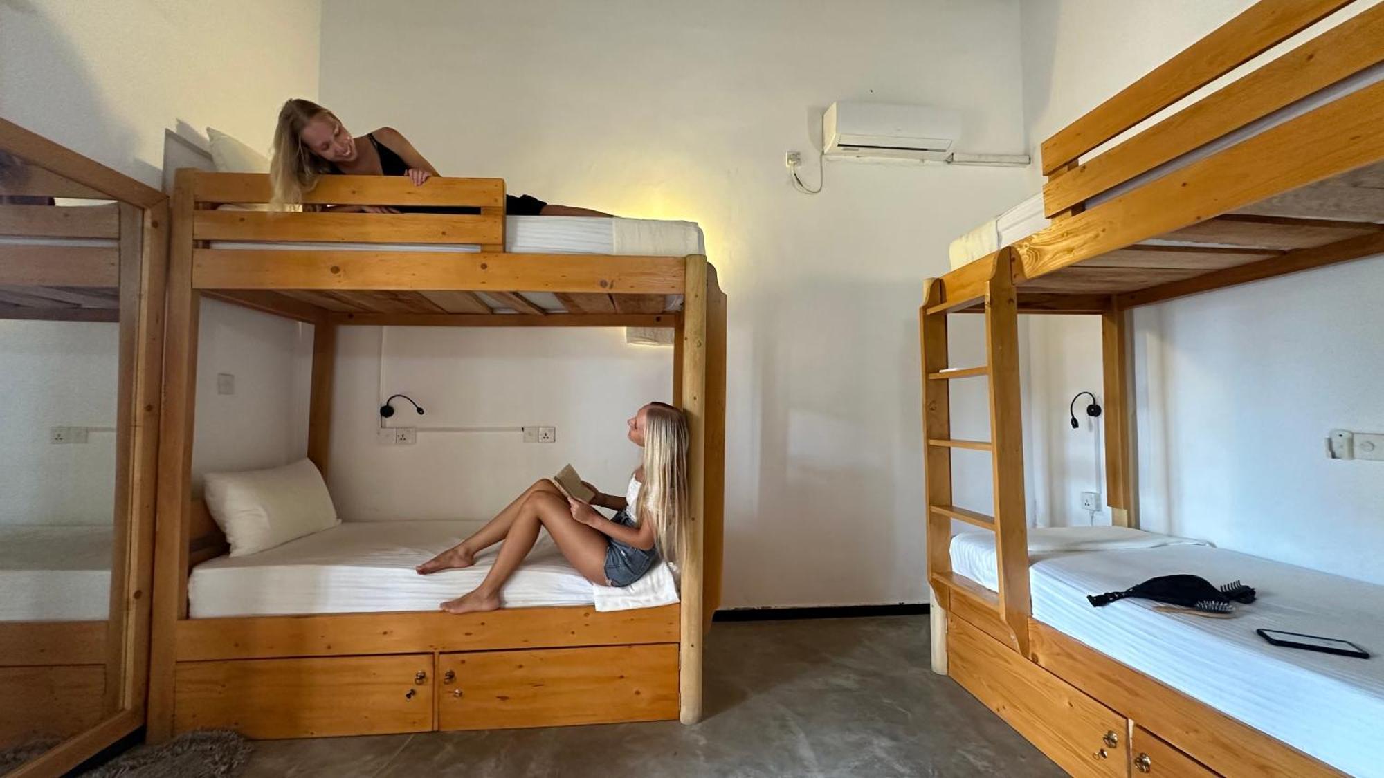 Hummus Hostel Hikkaduwa Buitenkant foto