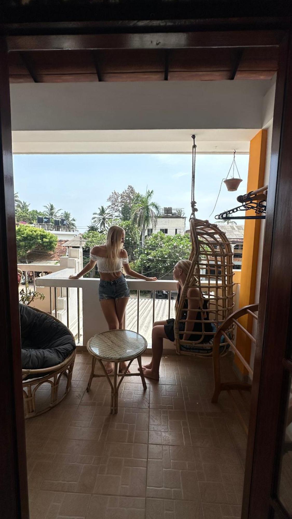 Hummus Hostel Hikkaduwa Buitenkant foto