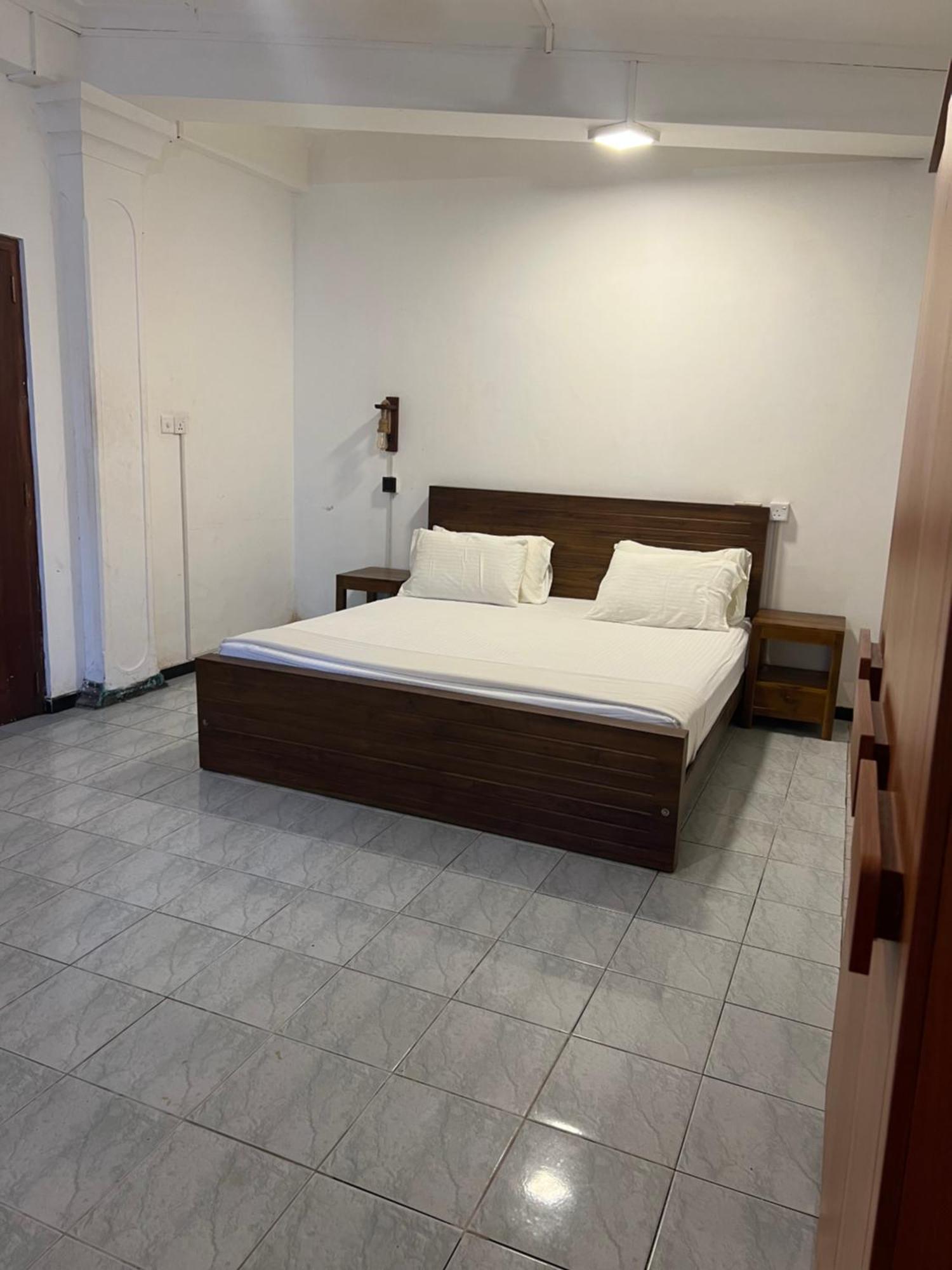 Hummus Hostel Hikkaduwa Buitenkant foto
