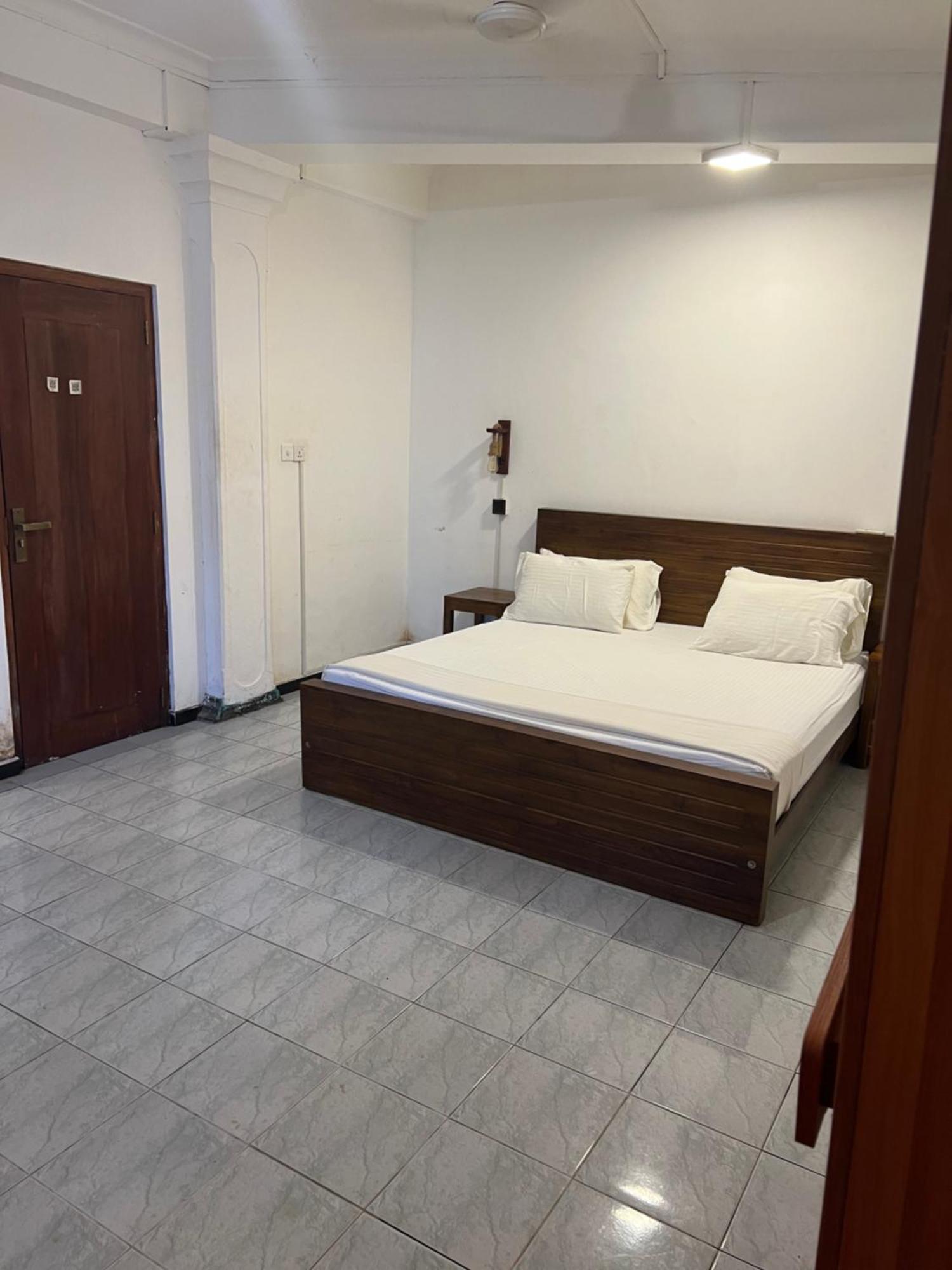 Hummus Hostel Hikkaduwa Buitenkant foto