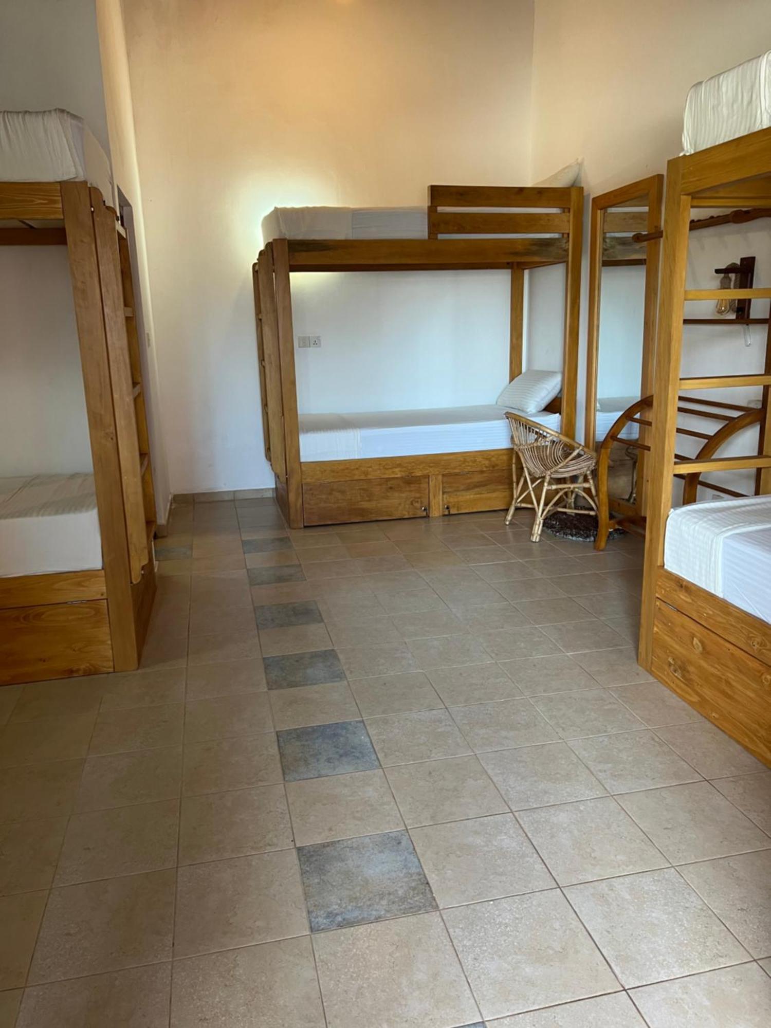 Hummus Hostel Hikkaduwa Buitenkant foto
