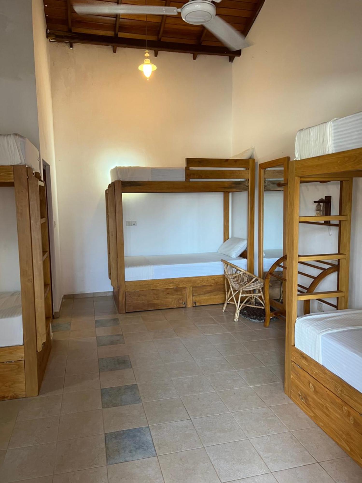 Hummus Hostel Hikkaduwa Buitenkant foto