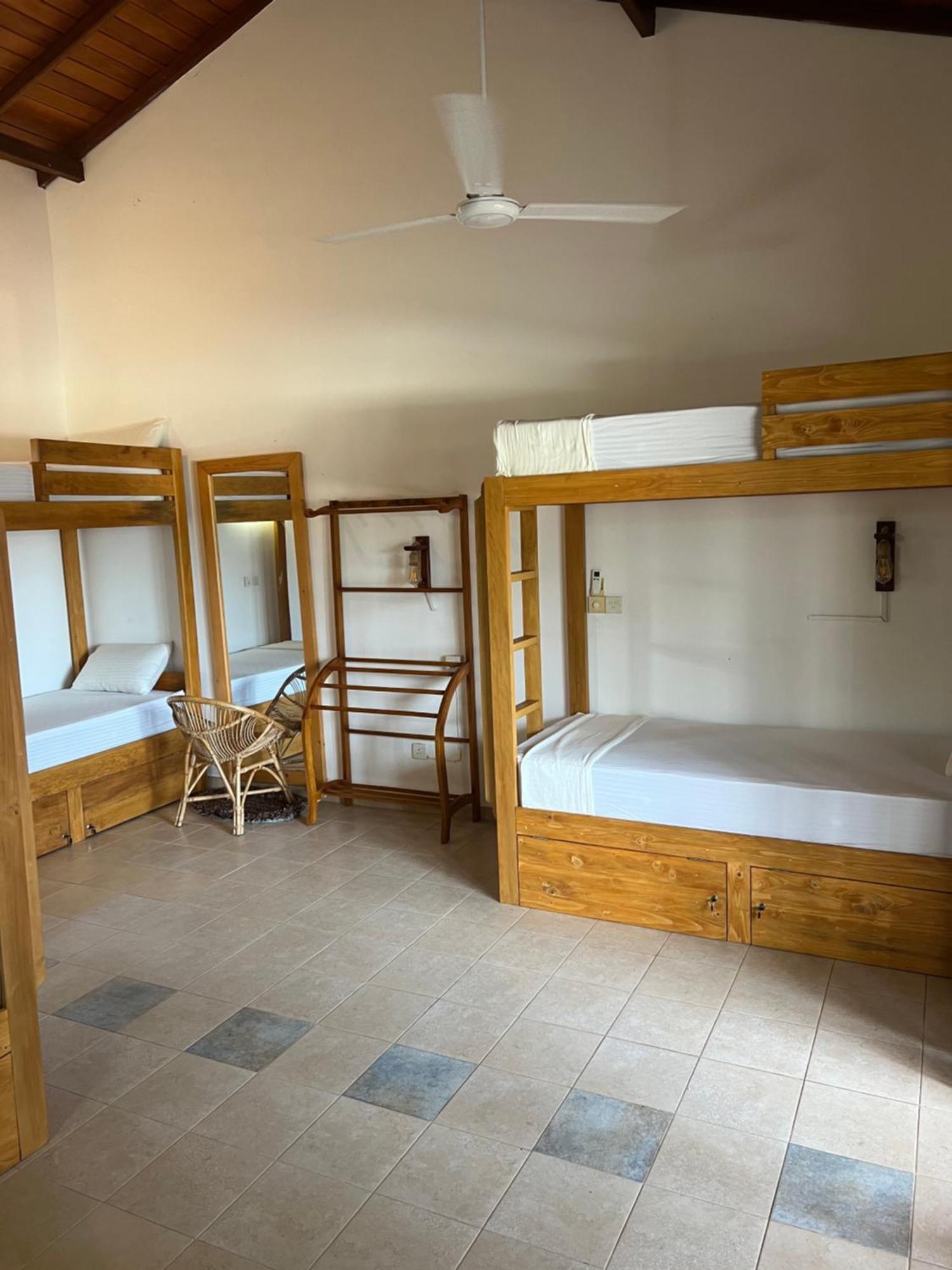 Hummus Hostel Hikkaduwa Buitenkant foto