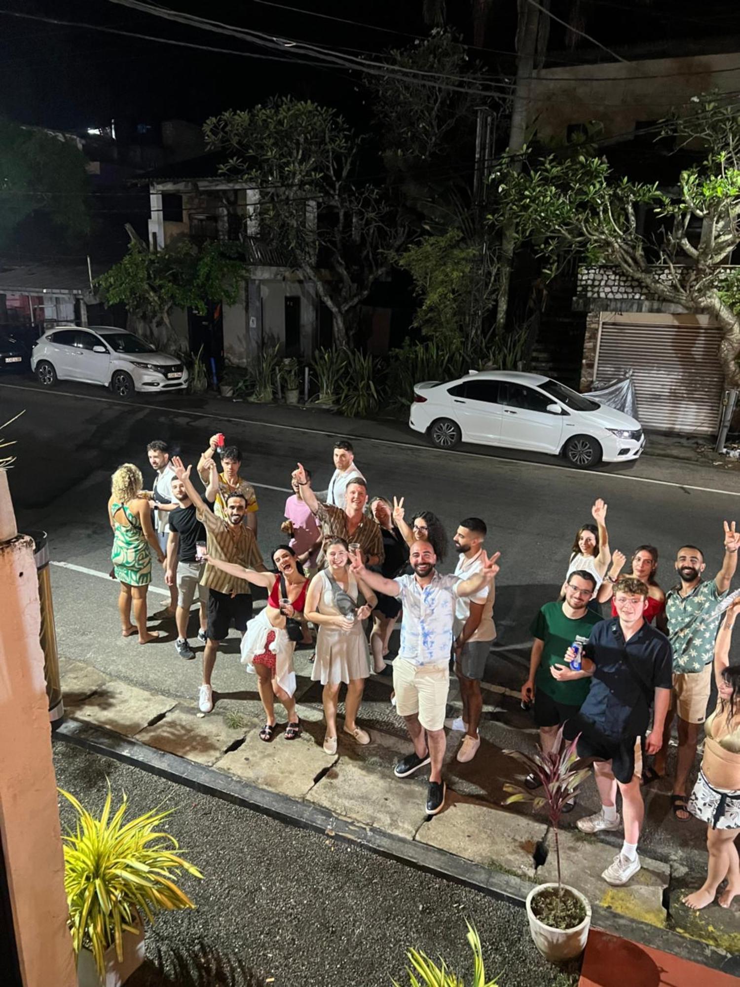 Hummus Hostel Hikkaduwa Buitenkant foto